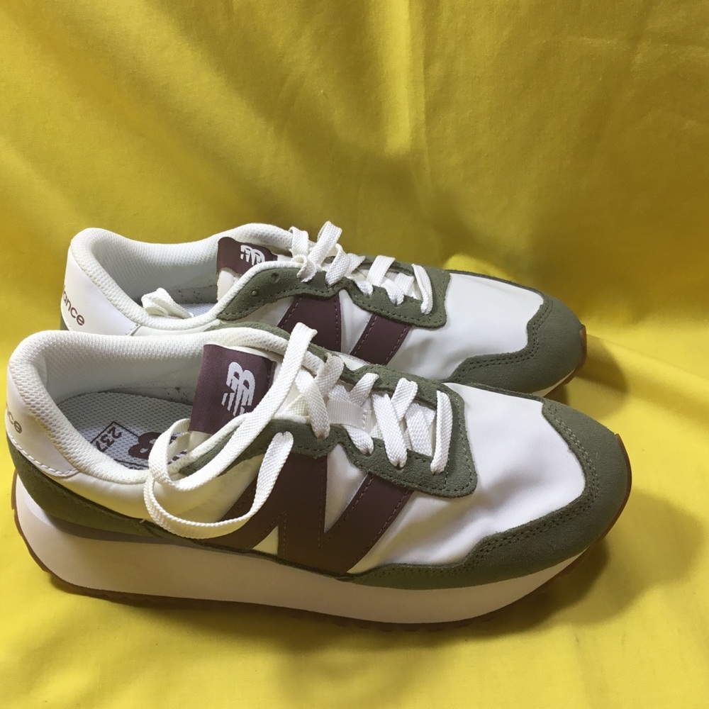 New Balance Women’s White Olive & Burgundy Sneaker SZ 8